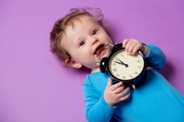 küçük bebek bebek ile çalar saat