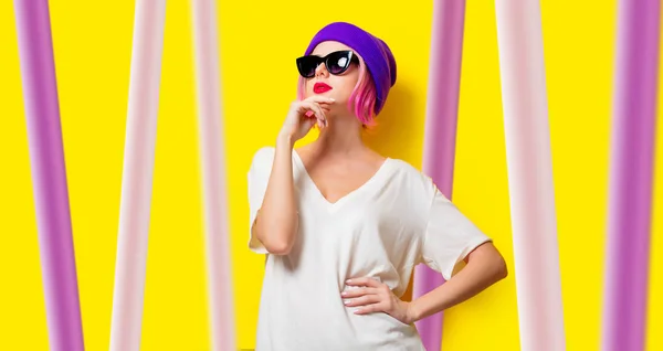 Ragazza con i capelli rosa in cappello viola e occhiali da sole — Foto Stock