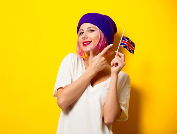 Ragazza con i capelli rosa che tiene bandiera del Regno Unito — Foto Stock