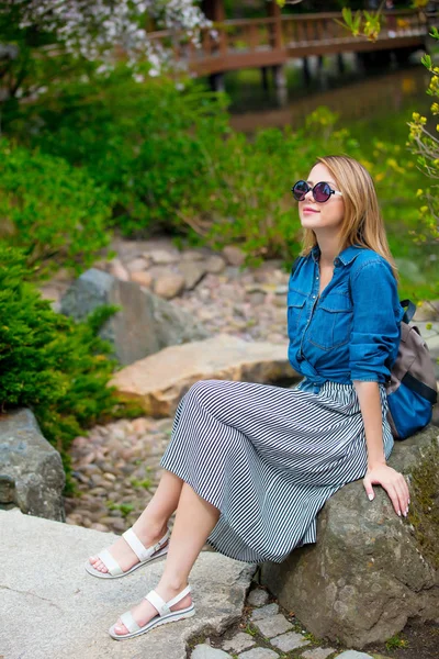 La muchacha joven descansan en el jardín primaveral — Foto de Stock