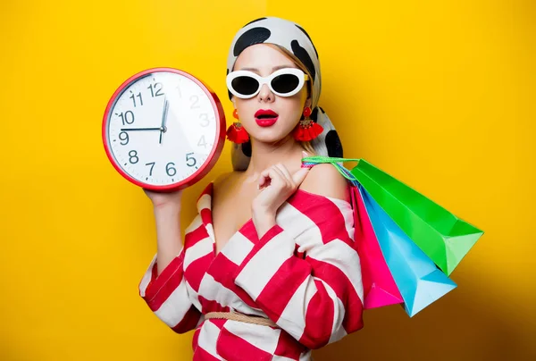 Γυναίκα με ρολόι και τσάντες για ψώνια — Φωτογραφία Αρχείου