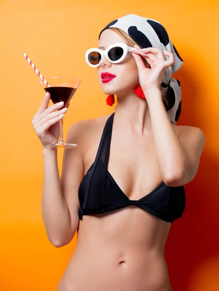 Hermosa mujer de estilo en bikini con cóctel — Foto de Stock
