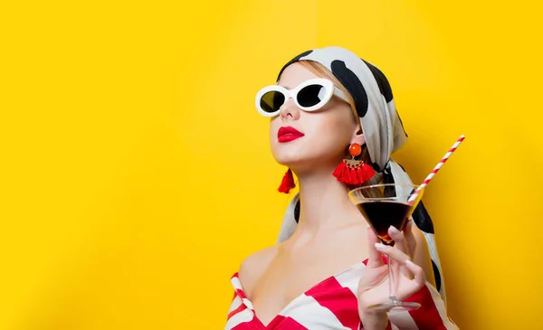 Mujer en gafas de sol con copa de cóctel —  Fotos de Stock