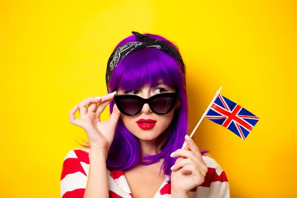 Chica con pelo morado sosteniendo bandera de Gran Bretaña — Foto de Stock