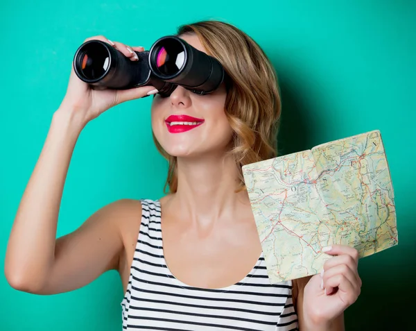 Chica joven con prismáticos y mapa — Foto de Stock