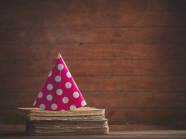 Livros de chapéu de aniversário na mesa de madeira — Fotografia de Stock