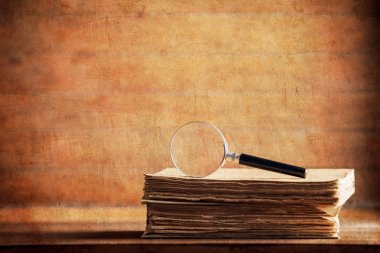 küçük Büyüteç'i ve kitap bir tablo. Eski renk tarzı görüntü
