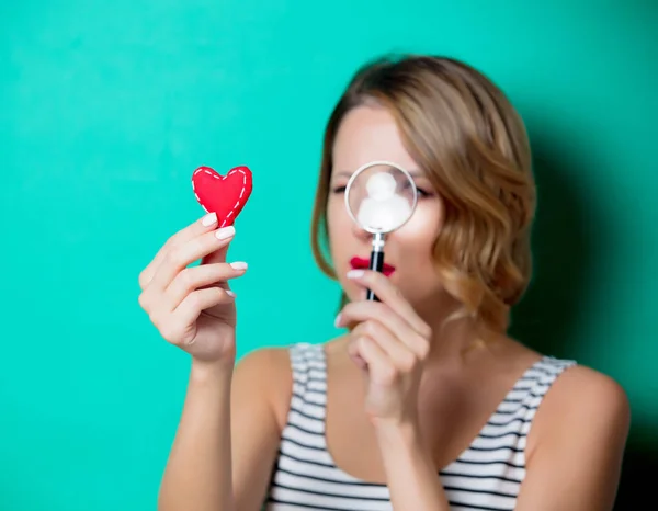 Mujer Joven Con Lupa Corazón Sobre Fondo Verde — Foto de Stock