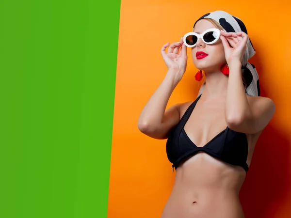 Retrato Mujer Estilo Hermoso Bikini Sobre Fondo Colorido —  Fotos de Stock