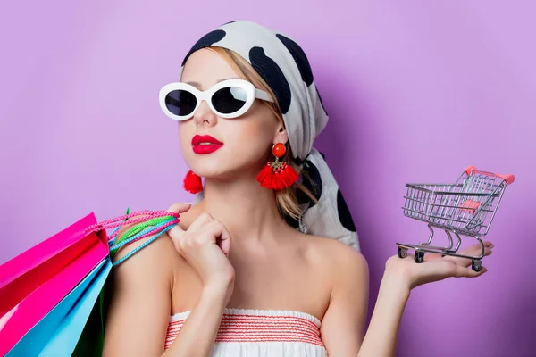 Retrato Mujer Estilo Hermoso Gafas Sol Con Carrito Pequeño Bolsas —  Fotos de Stock