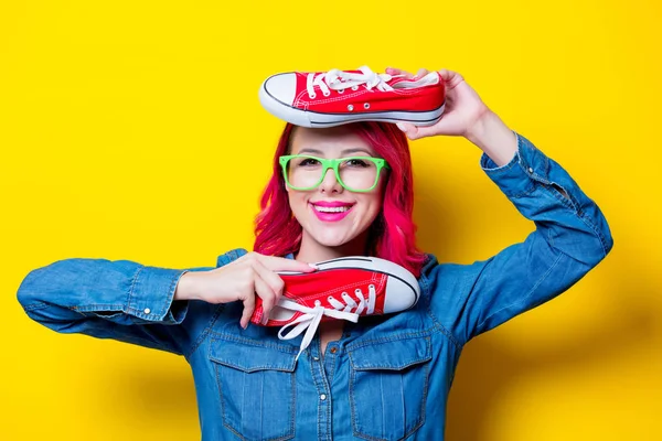 Menina Cabelo Rosa Nova Camisa Azul Óculos Verdes Que Mantêm — Fotografia de Stock