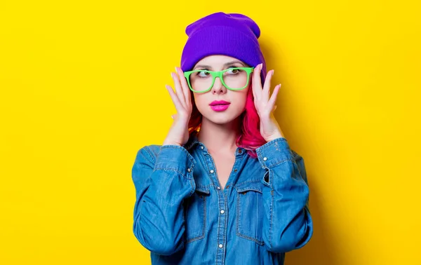 Menina Cabelo Rosa Nova Camisa Azul Chapéu Roxo Óculos Verdes — Fotografia de Stock