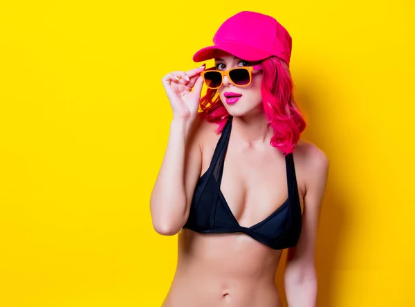 Joven Chica Pelo Rosa Bikini Gafas Naranjas Con Gorra Retrato — Foto de Stock