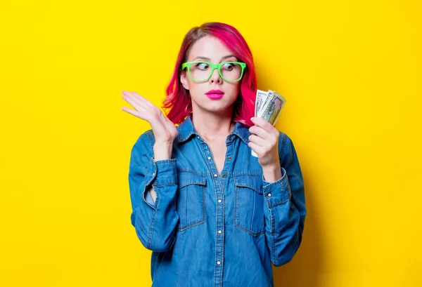 Menina Cabelo Rosa Nova Camisa Azul Óculos Verdes Segurando Dinheiro — Fotografia de Stock