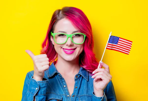 Menina Cabelo Rosa Nova Camisa Azul Óculos Verdes Segurando Bandeira — Fotografia de Stock