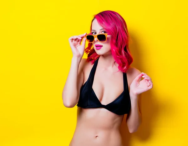 Giovane Ragazza Capelli Rosa Bikini Occhiali Arancioni Ritratto Isolato Sfondo — Foto Stock