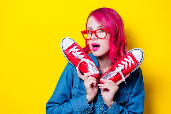 Joven Chica Pelo Rosa Con Camisa Azul Gafas Rojas Sosteniendo — Foto de Stock