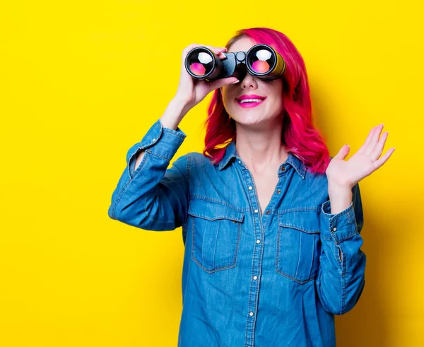 Menina Cabelo Rosa Nova Camisa Azul Que Mantém Binóculos Retrato — Fotografia de Stock