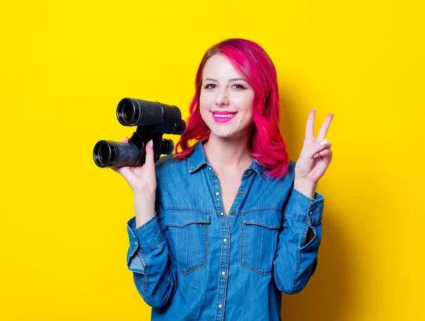 Menina Cabelo Rosa Nova Camisa Azul Que Mantém Binóculos Retrato — Fotografia de Stock