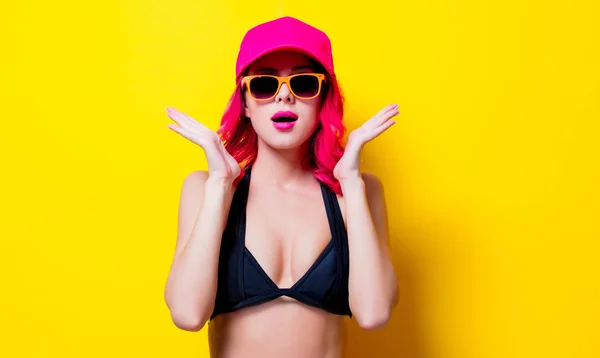 Junges Rosafarbenes Mädchen Bikini Und Orangefarbener Brille Mit Mütze Porträt — Stockfoto