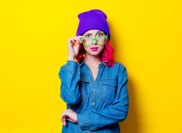 Menina Cabelo Rosa Nova Camisa Azul Chapéu Roxo Óculos Verdes — Fotografia de Stock