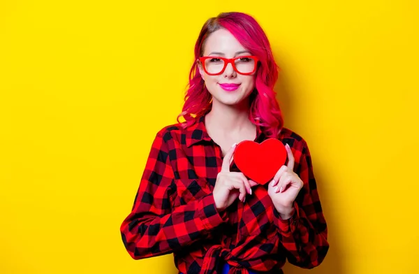 Menina Cabelo Rosa Nova Camisa Vermelha Tartan Com Caixa Vermelha — Fotografia de Stock