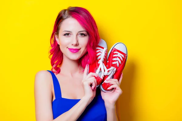 Joven Chica Pelo Rosa Vestido Azul Con Zapatos Goma Retrato —  Fotos de Stock