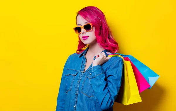 Joven Chica Pelo Rosa Gafas Sol Camisa Azul Sosteniendo Una —  Fotos de Stock