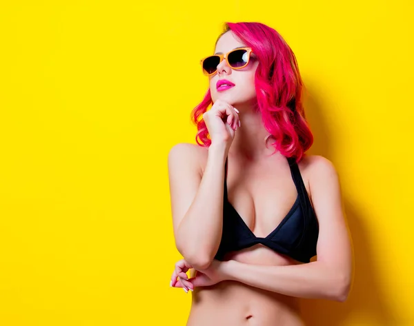 Giovane Ragazza Capelli Rosa Bikini Occhiali Arancioni Ritratto Isolato Sfondo — Foto Stock