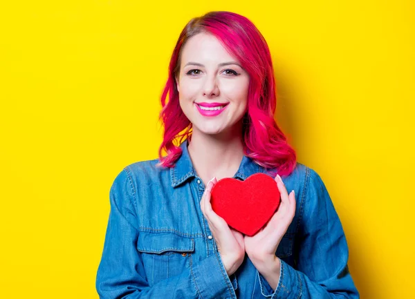 Joven Chica Pelo Rosa Con Camisa Azul Sosteniendo Una Caja — Foto de Stock