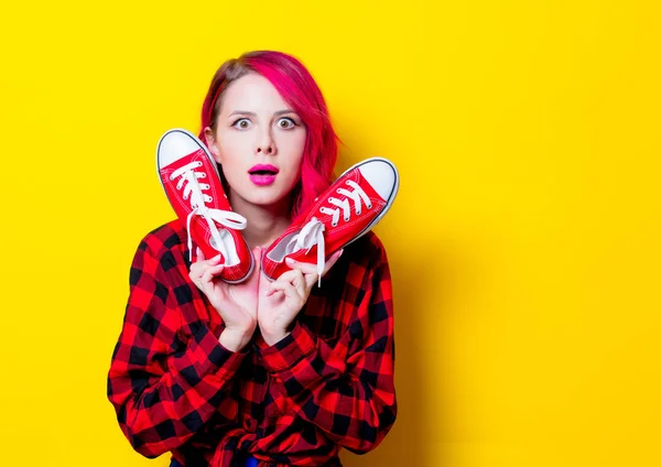 Joven Chica Pelo Rosa Con Camisa Tartán Rojo Zapatos Goma —  Fotos de Stock