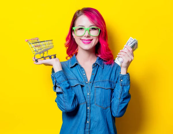 Joven Chica Pelo Rosa Con Camisa Azul Gafas Verdes Sosteniendo —  Fotos de Stock