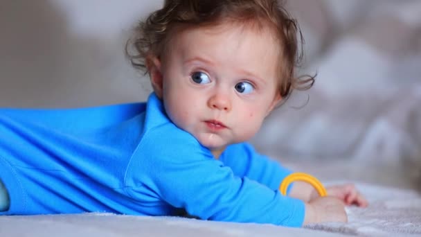 Kis csecsemő baba és ébresztőóra — Stock videók