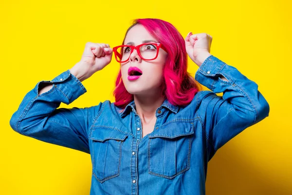 Menina Cabelo Rosa Nova Camisa Azul Óculos Vermelhos Retrato Isolado — Fotografia de Stock