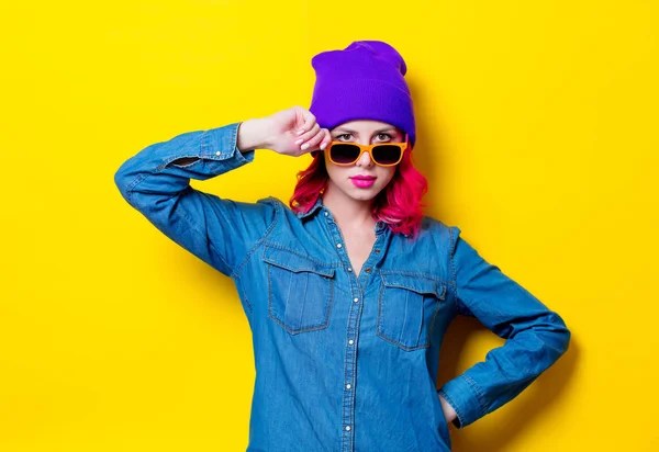 Joven Chica Pelo Rosa Con Camisa Azul Sombrero Púrpura Gafas — Foto de Stock