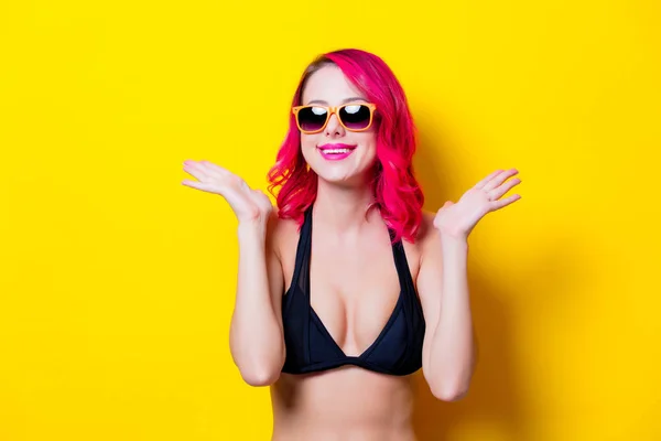 Mladí Růžové Vlasy Dívka Bikinách Oranžové Brýle Portrét Samostatný Žlutém — Stock fotografie