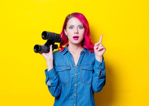 Joven Chica Pelo Rosa Con Camisa Azul Sosteniendo Unos Prismáticos —  Fotos de Stock