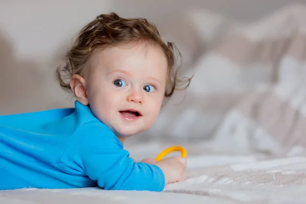 Lilla Spädbarn Baby Liggande Sängen — Stockfoto