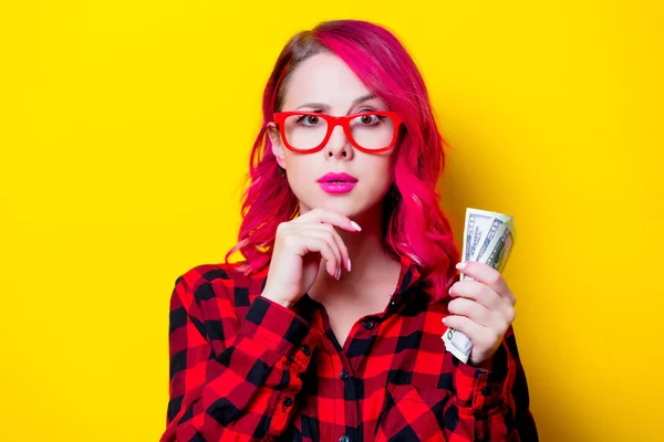 Menina Cabelo Rosa Nova Camisa Tartan Vermelho Com Dinheiro Retrato — Fotografia de Stock