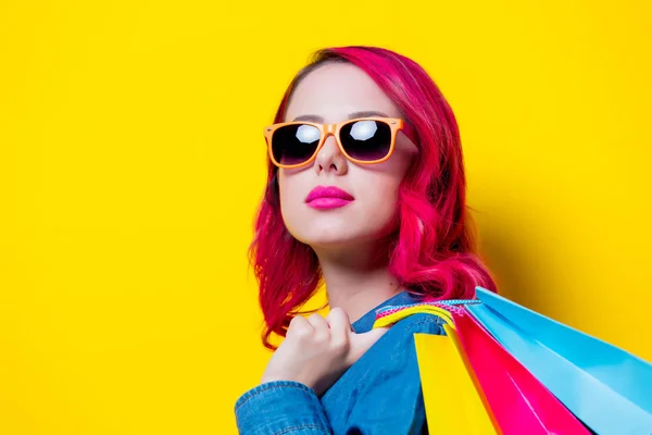 Menina Cabelo Rosa Nova Óculos Sol Camisa Azul Segurando Colorido — Fotografia de Stock