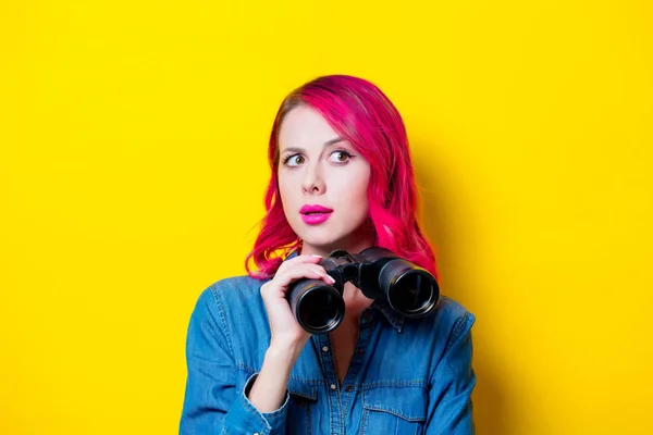 Menina Cabelo Rosa Nova Camisa Azul Que Mantém Binóculos Retrato — Fotografia de Stock