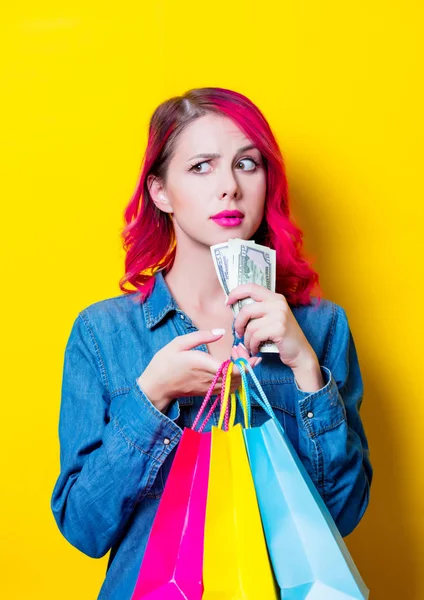 Junges Rosafarbenes Mädchen Blauem Hemd Mit Farbigen Einkaufstaschen Und Geld — Stockfoto