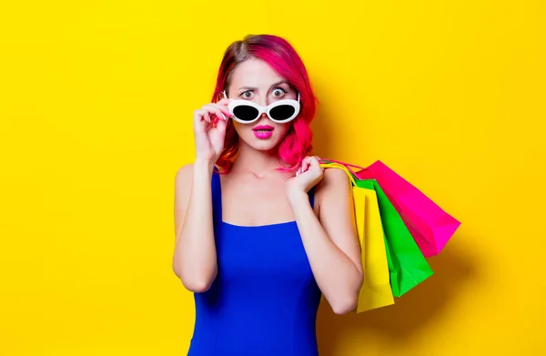 Joven Chica Pelo Rosa Vestido Azul Con Bolsas Compras Colores —  Fotos de Stock