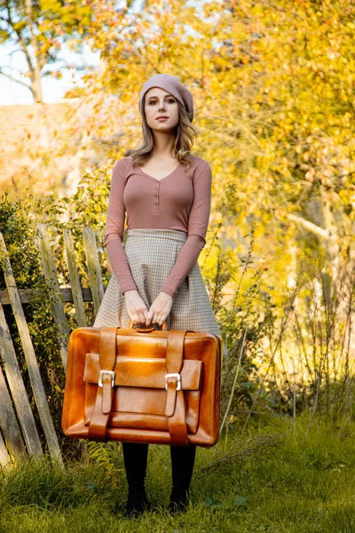 Stijl vrouw in vintage kleding met koffer bij outdoor — Stockfoto