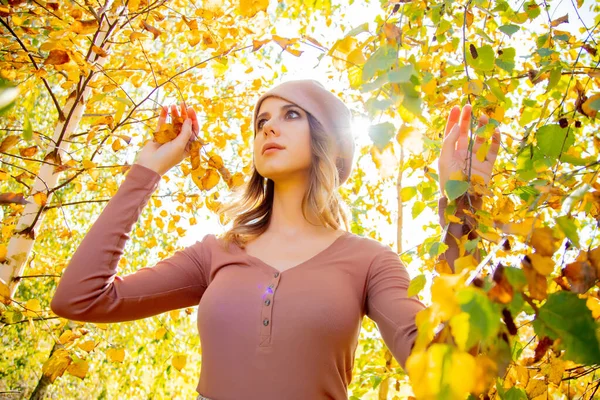 Stijl vrouw in vintage kleding in de buurt berk boom — Stockfoto