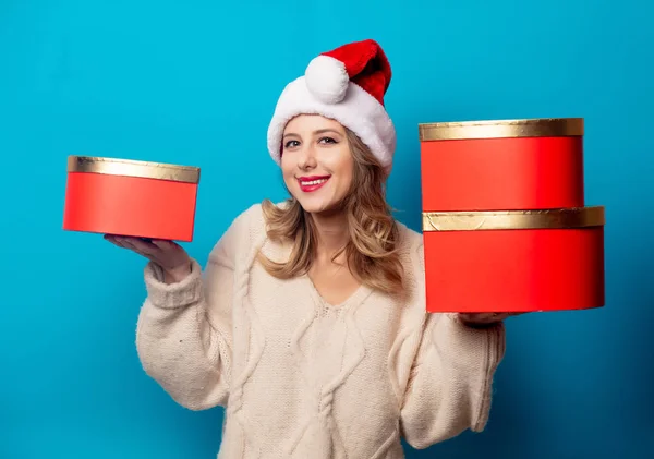 Hermosa mujer con caja de regalo sobre fondo azul — Foto de Stock