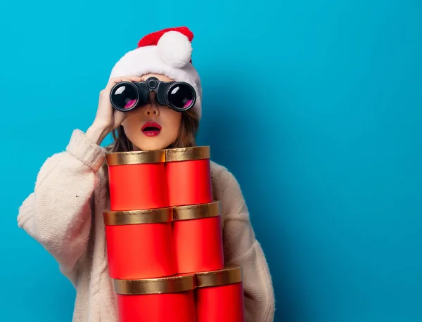 Belle femme avec boîte cadeau et jumelles — Photo