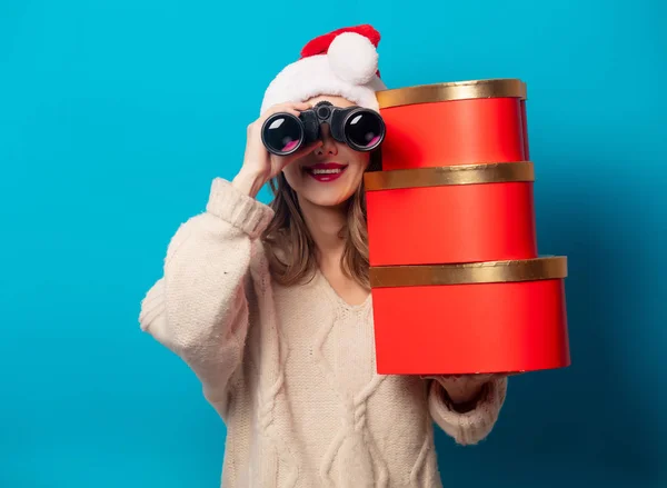Hermosa mujer con caja de regalo y binoculares — Foto de Stock