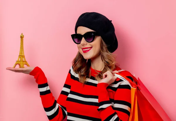 Mujer de estilo en jersey a rayas con bolsas de compras y Eiffet towe — Foto de Stock