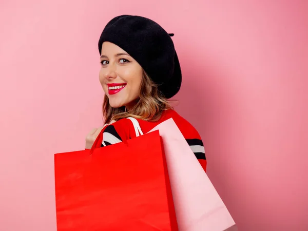 Bella donna con borse della spesa su sfondo rosa — Foto Stock